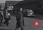 Standbild Eisenhower kommt in München-freimann DP-Camp München Deutschland, 1946, aus Sekunde 60 historischem Filmmaterial Videoclip 65675040668