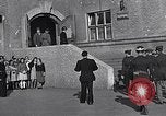 Standbild General Eisenhower an Vertriebene Camp München Deutschland, 1946, aus Sekunde 12 historischem Filmmaterial Videoclip 65675040669