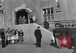 Standbild General Eisenhower an Vertriebene Camp München Deutschland, 1946, aus Sekunde 15 historischem Filmmaterial Videoclip 65675040669