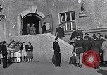 Standbild General Eisenhower an Vertriebene Camp München Deutschland, 1946, aus Sekunde 16 historischem Filmmaterial Videoclip 65675040669