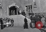 Standbild General Eisenhower an Vertriebene Camp München Deutschland, 1946, aus Sekunde 17 historischem Filmmaterial Videoclip 65675040669