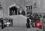 Standbild General Eisenhower an Vertriebene Camp München Deutschland, 1946, aus Sekunde 18 historischem Filmmaterial Videoclip 65675040669