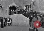 Standbild General Eisenhower an Vertriebene Camp München Deutschland, 1946, aus Sekunde 20 historischem Filmmaterial Videoclip 65675040669