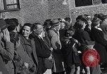 Standbild General Eisenhower an Vertriebene Camp München Deutschland, 1946, aus Sekunde 27 historischem Filmmaterial Videoclip 65675040669