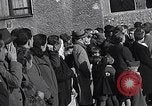 Standbild General Eisenhower an Vertriebene Camp München Deutschland, 1946, aus Sekunde 30 historischem Filmmaterial Videoclip 65675040669