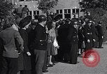 Standbild General Eisenhower an Vertriebene Camp München Deutschland, 1946, aus Sekunde 31 historischem Filmmaterial Videoclip 65675040669