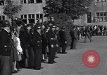 Standbild General Eisenhower an Vertriebene Camp München Deutschland, 1946, aus Sekunde 34 historischem Filmmaterial Videoclip 65675040669