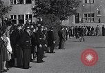 Standbild General Eisenhower an Vertriebene Camp München Deutschland, 1946, aus Sekunde 35 historischem Filmmaterial Videoclip 65675040669