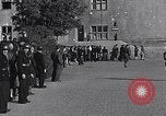 Standbild General Eisenhower an Vertriebene Camp München Deutschland, 1946, aus Sekunde 38 historischem Filmmaterial Videoclip 65675040669