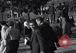 Standbild General Eisenhower an Vertriebene Camp München Deutschland, 1946, aus Sekunde 48 historischem Filmmaterial Videoclip 65675040669