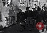 Standbild General Eisenhower an Vertriebene Camp München Deutschland, 1946, aus Sekunde 50 historischem Filmmaterial Videoclip 65675040669