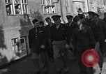 Standbild General Eisenhower an Vertriebene Camp München Deutschland, 1946, aus Sekunde 51 historischem Filmmaterial Videoclip 65675040669
