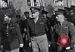 Standbild General Eisenhower an Vertriebene Camp München Deutschland, 1946, aus Sekunde 54 historischem Filmmaterial Videoclip 65675040669