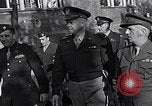 Standbild General Eisenhower an Vertriebene Camp München Deutschland, 1946, aus Sekunde 55 historischem Filmmaterial Videoclip 65675040669