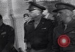 Standbild General Eisenhower an Vertriebene Camp München Deutschland, 1946, aus Sekunde 56 historischem Filmmaterial Videoclip 65675040669