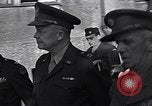 Standbild General Eisenhower an Vertriebene Camp München Deutschland, 1946, aus Sekunde 57 historischem Filmmaterial Videoclip 65675040669