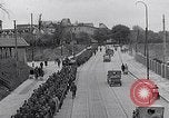 Immagine di Prigionieri tedeschi Monaco di Baviera Germania, 1945, secondo 15 filmato di repertorio 65675040677