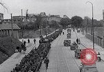 Immagine di Prigionieri tedeschi Monaco di Baviera Germania, 1945, secondo 22 filmato di repertorio 65675040677