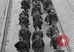 Immagine di Prigionieri tedeschi Monaco di Baviera Germania, 1945, secondo 35 filmato di repertorio 65675040677