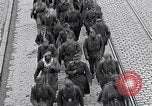 Immagine di Prigionieri tedeschi Monaco di Baviera Germania, 1945, secondo 41 filmato di repertorio 65675040677