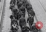 Immagine di Prigionieri tedeschi Monaco di Baviera Germania, 1945, secondo 42 filmato di repertorio 65675040677