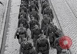 Immagine di Prigionieri tedeschi Monaco di Baviera Germania, 1945, secondo 45 filmato di repertorio 65675040677
