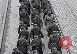 Immagine di Prigionieri tedeschi Monaco di Baviera Germania, 1945, secondo 48 filmato di repertorio 65675040677