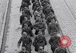 Immagine di Prigionieri tedeschi Monaco di Baviera Germania, 1945, secondo 52 filmato di repertorio 65675040677