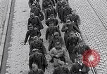 Immagine di Prigionieri tedeschi Monaco di Baviera Germania, 1945, secondo 55 filmato di repertorio 65675040677