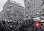 Standbild deutsche Volk sammeln Kraftstoff Kohle am Ende des Krieges München Deutschland, 1945, aus Sekunde 3 historischem Filmmaterial Videoclip 65675040678