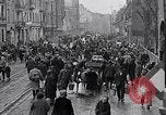 Standbild deutsche Volk sammeln Kraftstoff Kohle am Ende des Krieges München Deutschland, 1945, aus Sekunde 10 historischem Filmmaterial Videoclip 65675040678
