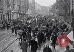 Standbild deutsche Volk sammeln Kraftstoff Kohle am Ende des Krieges München Deutschland, 1945, aus Sekunde 12 historischem Filmmaterial Videoclip 65675040678