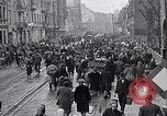 Standbild deutsche Volk sammeln Kraftstoff Kohle am Ende des Krieges München Deutschland, 1945, aus Sekunde 13 historischem Filmmaterial Videoclip 65675040678