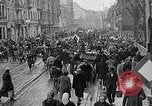Standbild deutsche Volk sammeln Kraftstoff Kohle am Ende des Krieges München Deutschland, 1945, aus Sekunde 14 historischem Filmmaterial Videoclip 65675040678