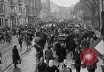 Standbild deutsche Volk sammeln Kraftstoff Kohle am Ende des Krieges München Deutschland, 1945, aus Sekunde 15 historischem Filmmaterial Videoclip 65675040678