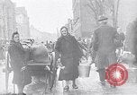Standbild deutsche Volk sammeln Kraftstoff Kohle am Ende des Krieges München Deutschland, 1945, aus Sekunde 22 historischem Filmmaterial Videoclip 65675040678