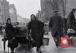 Standbild deutsche Volk sammeln Kraftstoff Kohle am Ende des Krieges München Deutschland, 1945, aus Sekunde 23 historischem Filmmaterial Videoclip 65675040678