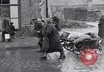 Standbild deutsche Volk sammeln Kraftstoff Kohle am Ende des Krieges München Deutschland, 1945, aus Sekunde 24 historischem Filmmaterial Videoclip 65675040678