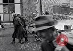 Standbild deutsche Volk sammeln Kraftstoff Kohle am Ende des Krieges München Deutschland, 1945, aus Sekunde 25 historischem Filmmaterial Videoclip 65675040678
