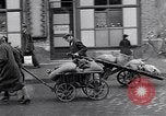 Standbild deutsche Volk sammeln Kraftstoff Kohle am Ende des Krieges München Deutschland, 1945, aus Sekunde 27 historischem Filmmaterial Videoclip 65675040678