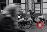 Standbild deutsche Volk sammeln Kraftstoff Kohle am Ende des Krieges München Deutschland, 1945, aus Sekunde 28 historischem Filmmaterial Videoclip 65675040678