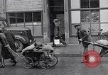 Standbild deutsche Volk sammeln Kraftstoff Kohle am Ende des Krieges München Deutschland, 1945, aus Sekunde 30 historischem Filmmaterial Videoclip 65675040678
