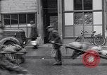 Standbild deutsche Volk sammeln Kraftstoff Kohle am Ende des Krieges München Deutschland, 1945, aus Sekunde 31 historischem Filmmaterial Videoclip 65675040678