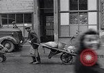 Standbild deutsche Volk sammeln Kraftstoff Kohle am Ende des Krieges München Deutschland, 1945, aus Sekunde 32 historischem Filmmaterial Videoclip 65675040678