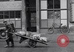 Standbild deutsche Volk sammeln Kraftstoff Kohle am Ende des Krieges München Deutschland, 1945, aus Sekunde 33 historischem Filmmaterial Videoclip 65675040678