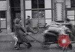 Standbild deutsche Volk sammeln Kraftstoff Kohle am Ende des Krieges München Deutschland, 1945, aus Sekunde 36 historischem Filmmaterial Videoclip 65675040678