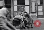 Standbild deutsche Volk sammeln Kraftstoff Kohle am Ende des Krieges München Deutschland, 1945, aus Sekunde 37 historischem Filmmaterial Videoclip 65675040678