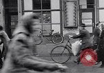 Standbild deutsche Volk sammeln Kraftstoff Kohle am Ende des Krieges München Deutschland, 1945, aus Sekunde 39 historischem Filmmaterial Videoclip 65675040678