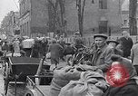 Standbild deutsche Volk sammeln Kraftstoff Kohle am Ende des Krieges München Deutschland, 1945, aus Sekunde 41 historischem Filmmaterial Videoclip 65675040678