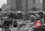 Standbild deutsche Volk sammeln Kraftstoff Kohle am Ende des Krieges München Deutschland, 1945, aus Sekunde 46 historischem Filmmaterial Videoclip 65675040678